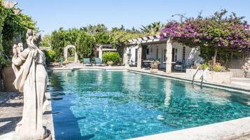 2 ulkouima-allasta avoinna 9.00–22.00, aurinkovarjoja, aurinkotuoleja