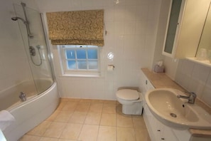 Amenidades de baño gratuitas, secadora de cabello, toallas