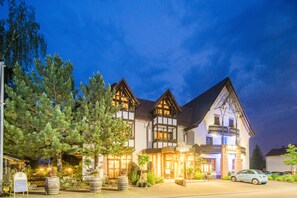 Fachada de la propiedad por la tarde o noche