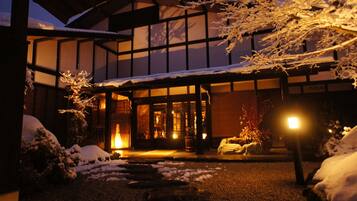 Vista frontal de la propiedad