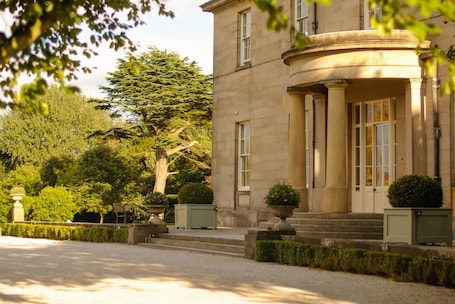 Fachada de la propiedad. Saltmarshe Hall