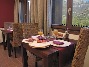 Daily continental breakfast (EUR 6.00 per person)