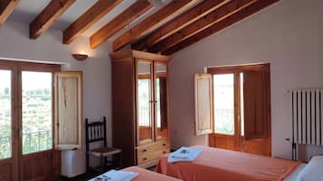 Standard Apartment, Mixed Dorm, Non Smoking, Kitchenette | Individually decorated, blackout drapes, iron/ironing board, free WiFi