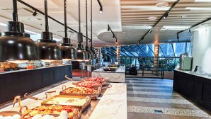 Ein reichhaltiges Buffet mit verschiedenen Speisen und einer Marmorplatte.