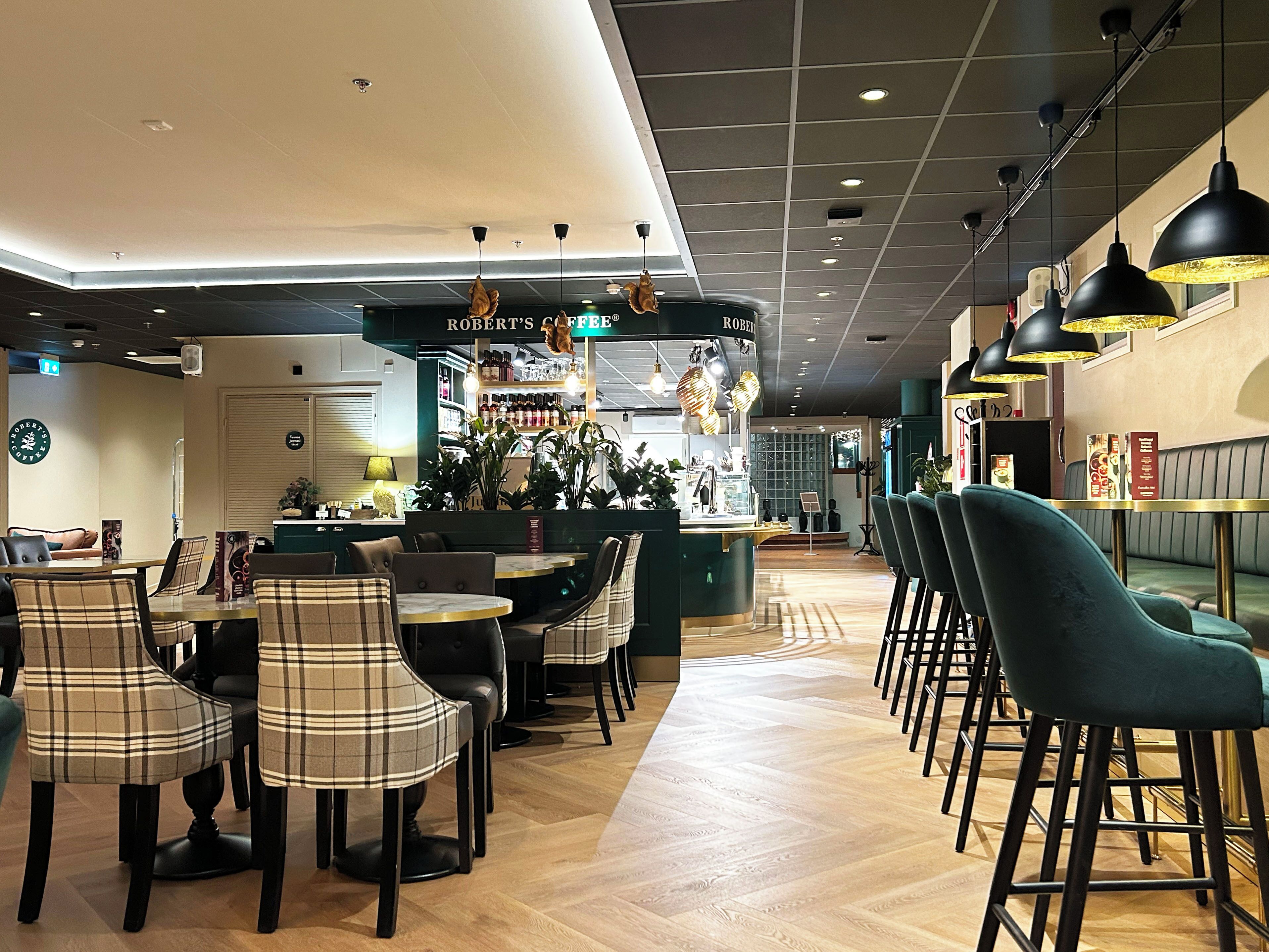 3 restaurants; breakfast, lunch, and dinner served