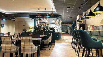 3 restaurants; breakfast, lunch, and dinner served