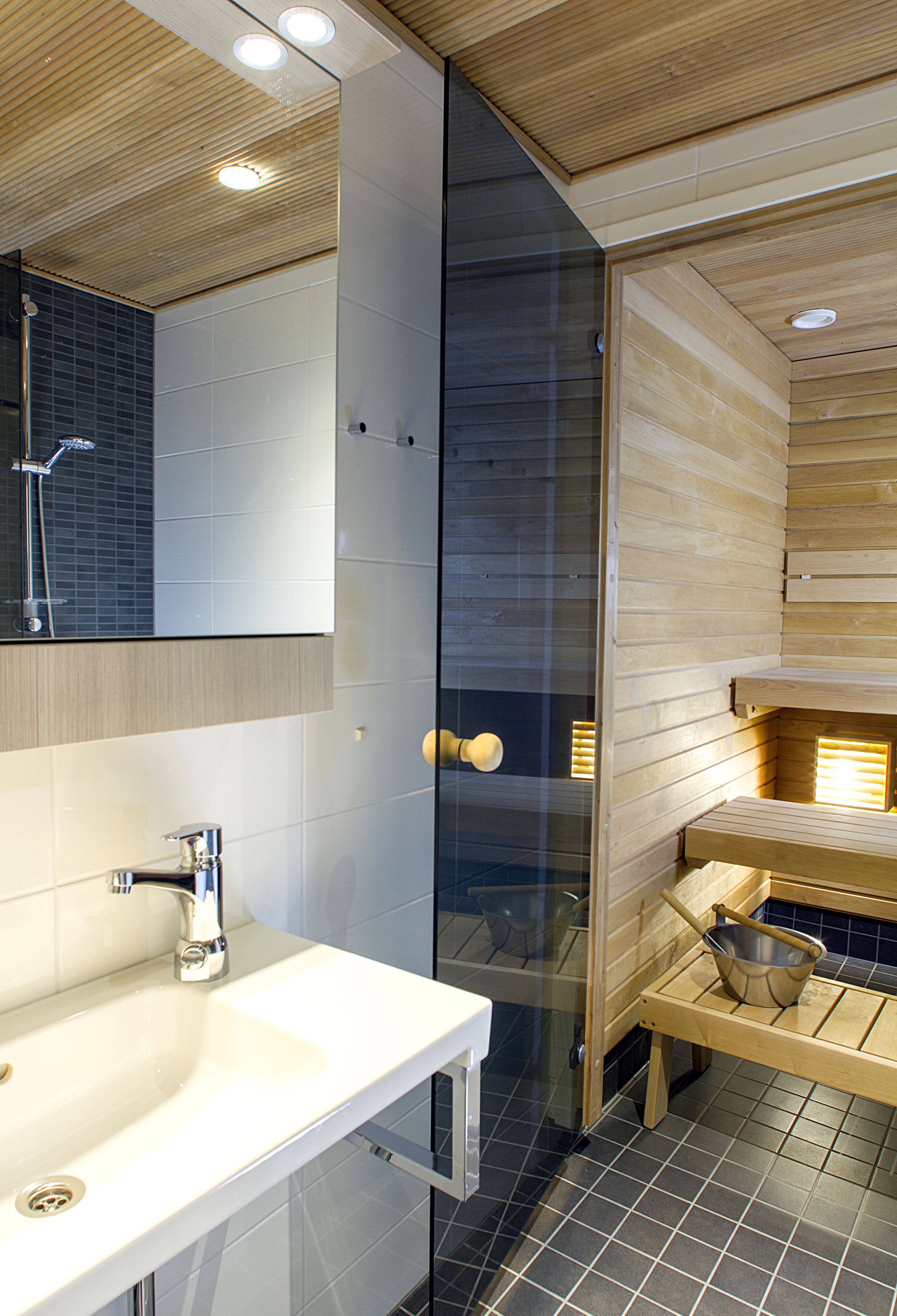 Apartment, 2 Bedrooms, Sauna (64,5 m2) | Badkamer | Een douche, gratis toiletartikelen, een haardroger, handdoeken