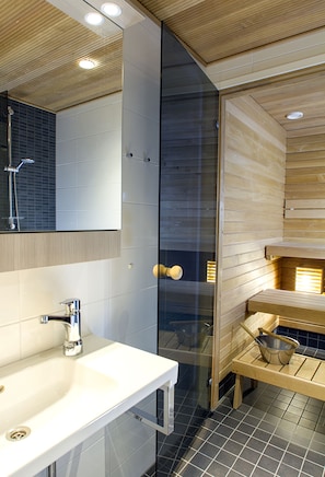 Apartment, 2 Bedrooms, Sauna (64,5 m2) | Bathroom | Shower, free toiletries, hair dryer, towels - Holiday Club Katinkulta Apartments (Sotkamo)