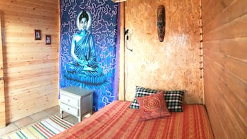 Habitación individual básica | Decoración personalizada y muebles diferentes