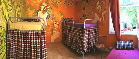 1 bed in shared dormitory for 5 people | Tabla de planchar con plancha, wifi gratis y decoración personalizada