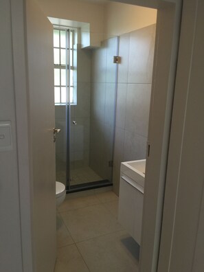 Standard Apartment, 2 Bedrooms, Pool Access, Garden View | Bathroom