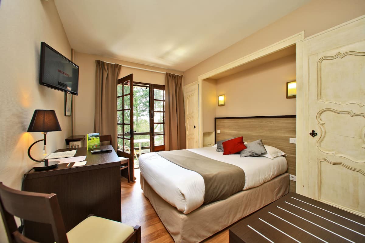 double room | desk, blackout curtains, free cots/infant beds, free wifi