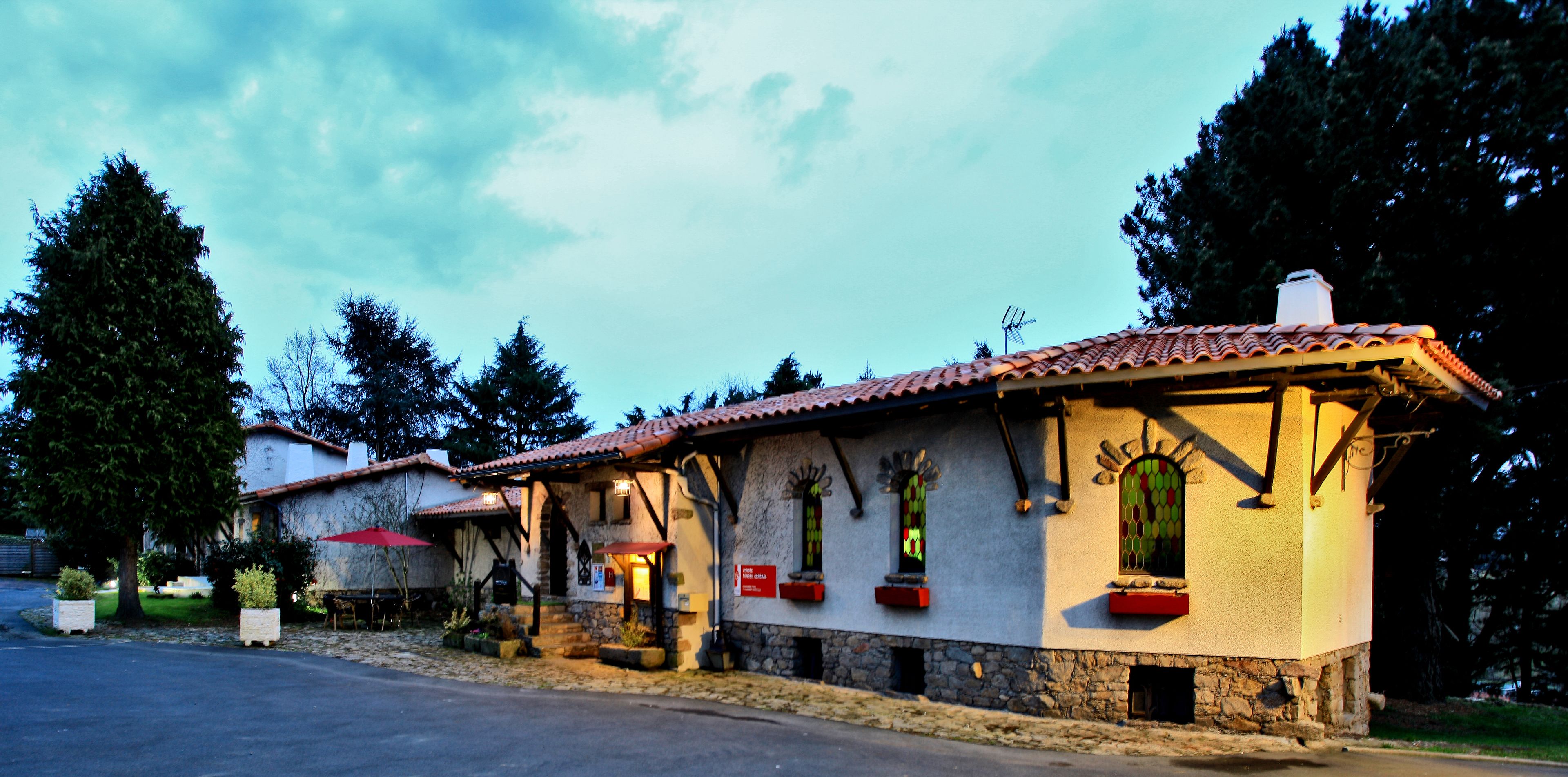 Voorkant accommodatie - avond/nacht