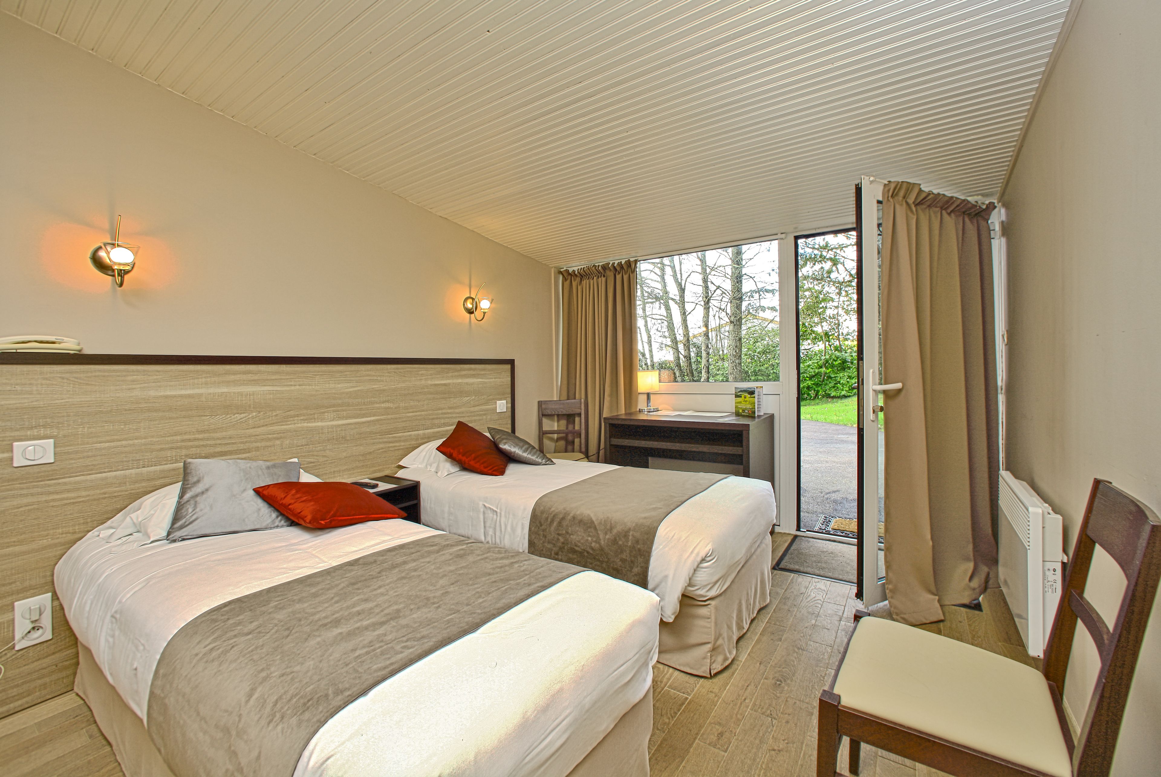 twin room | desk, blackout curtains, free cots/infant beds, free wifi