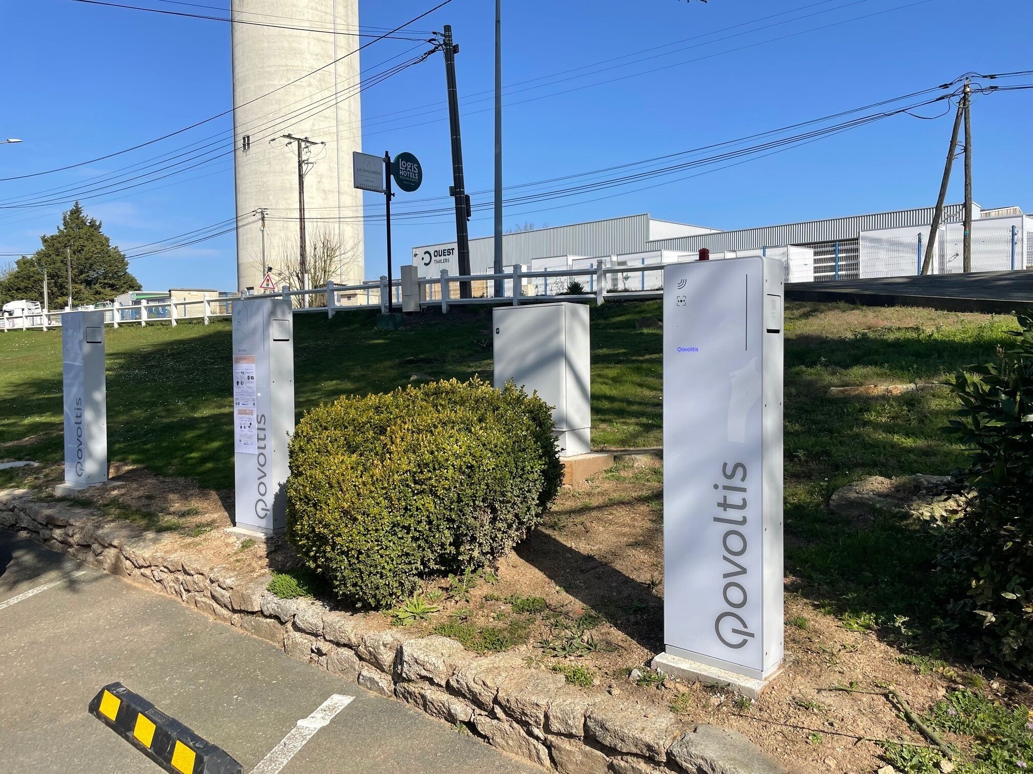A gated entrance with a sign for 'Gouverlis' and a 'La Chouette' sign.