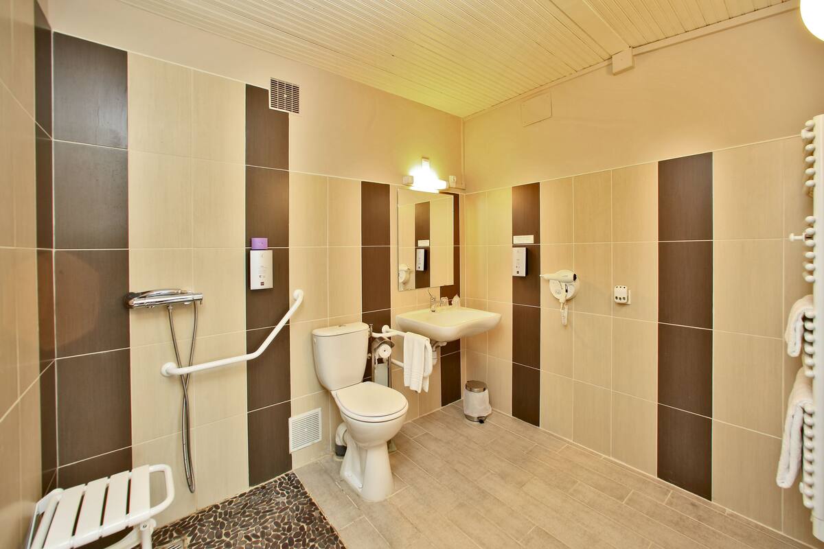 double room | bathroom shower