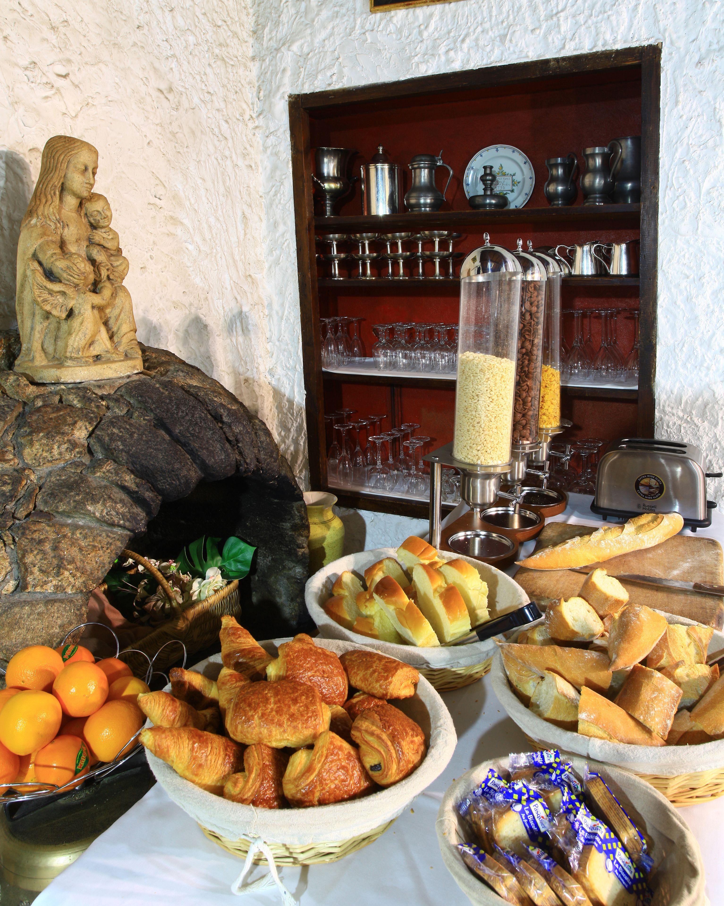 Daily buffet breakfast (EUR 13.50 per person)