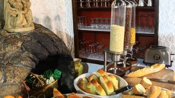 Tägliches Frühstücksbuffet (13.50 EUR pro Person)