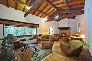 Flat-screen TV - Logis Hôtel Restaurant La Chaumière (Saint-Laurent-sur-Sevre)