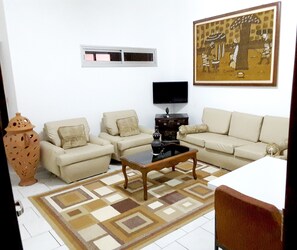 高级套房, 1 间卧室 | 客厅 | 24-英寸LED 电视 （配备有线频道）、电视