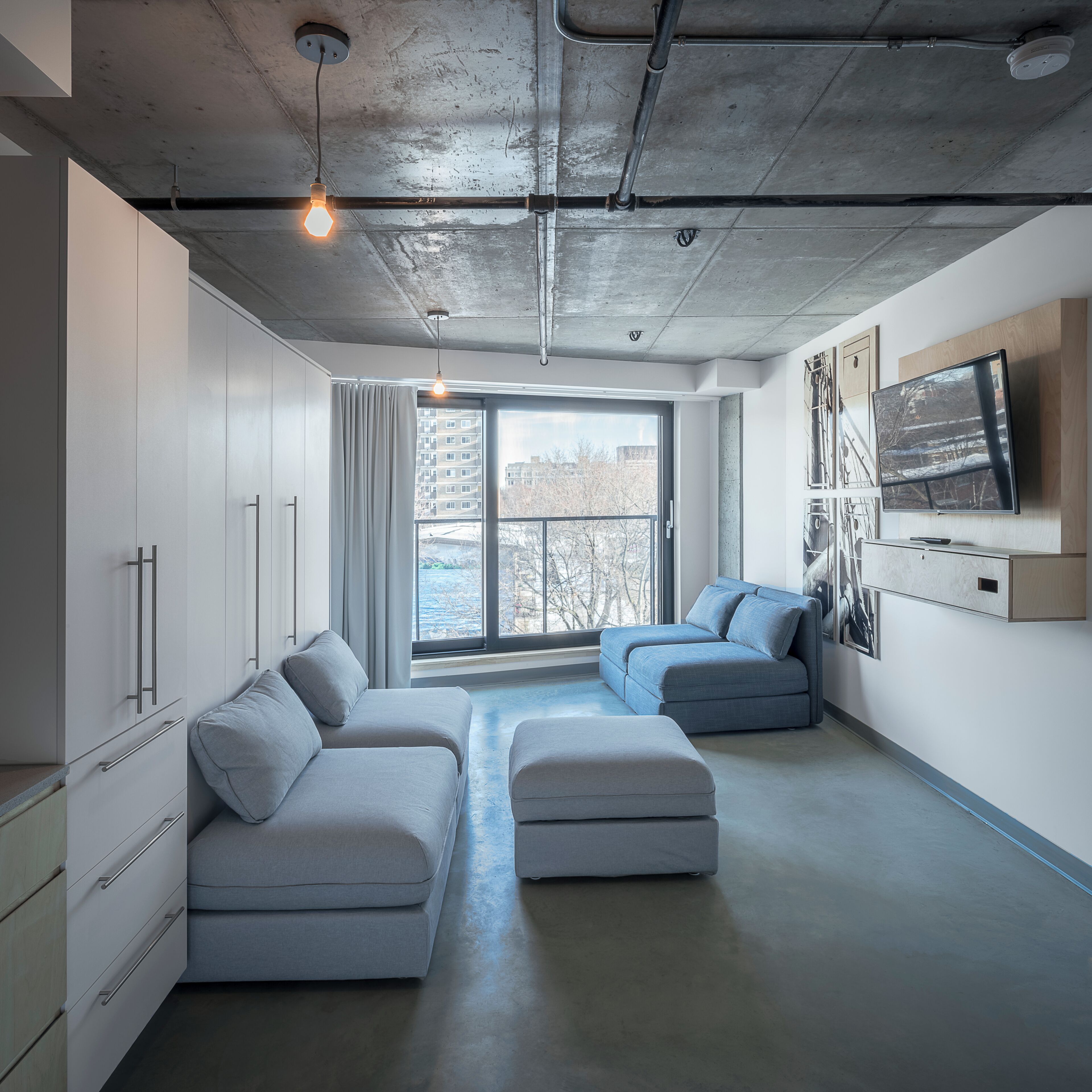 Chambre Confort, 1 très grand lit | Aire de séjour | Téléviseur à DEL de 49 po avec télévision par câble, téléviseur