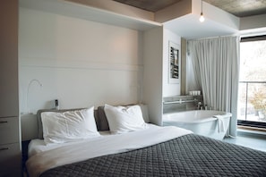 Chambre Double Deluxe, 1 très grand lit, baignoire | Literie de qualité supérieure, couette en duvet d'oie
