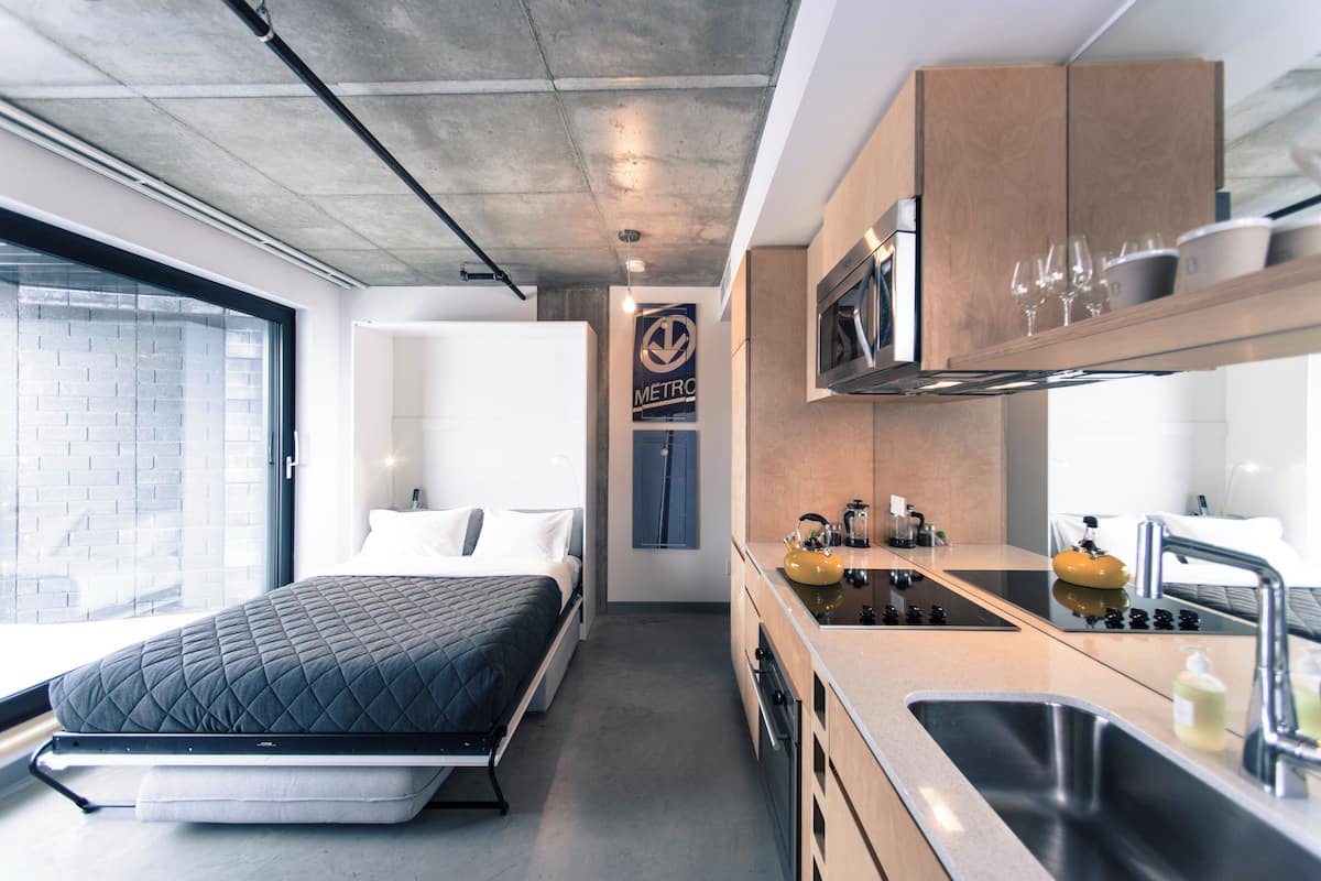 full-sized fridge, microwave, oven, stovetop