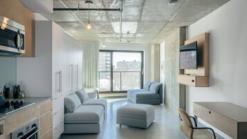 Habitación Deluxe doble, 1 cama de matrimonio grande, bañera | Zona de estar | Televisión LED de 49 pulgadas con canales por cable, una televisión