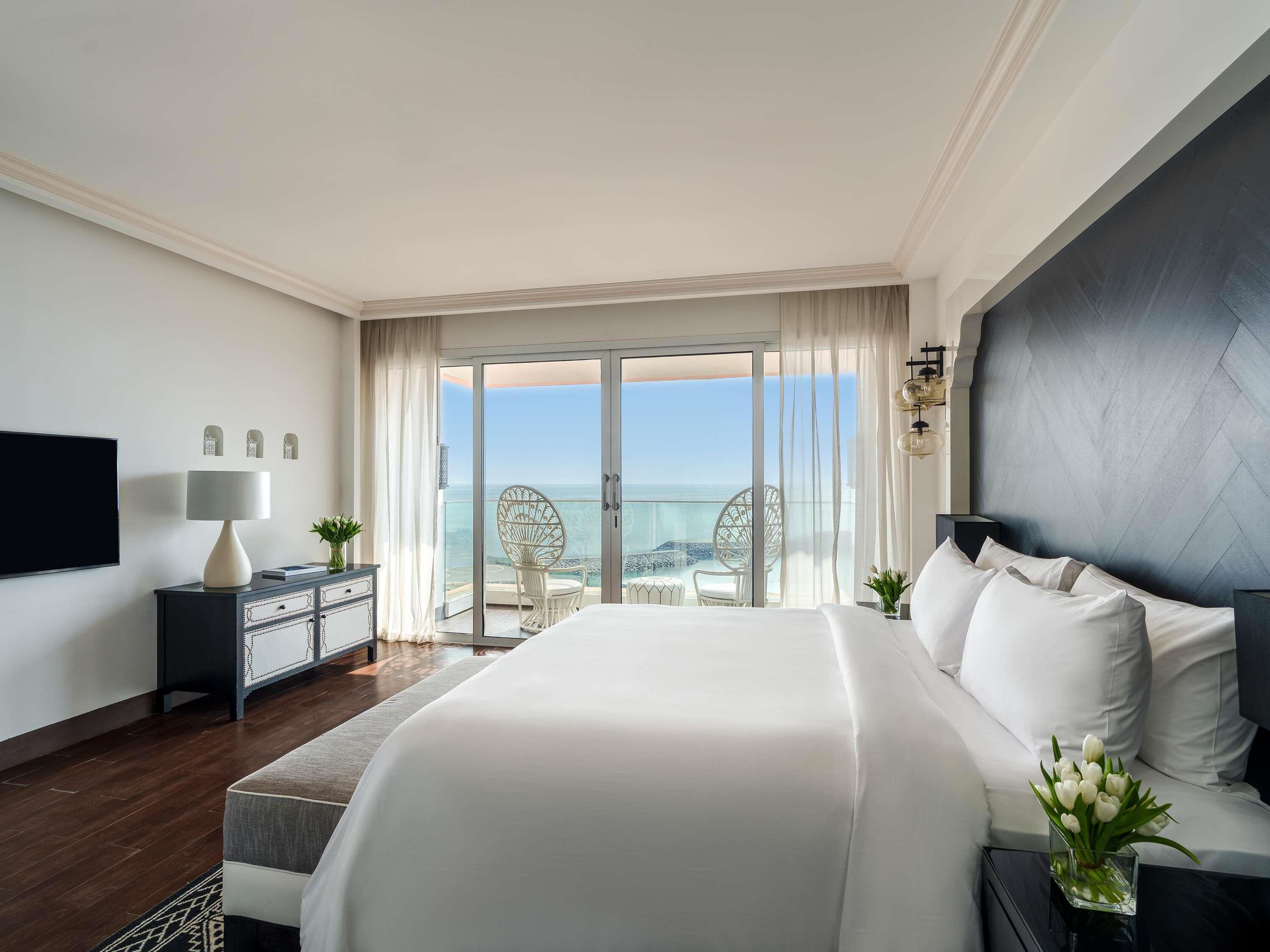 Minibar, caja de seguridad en la habitación y escritorio 