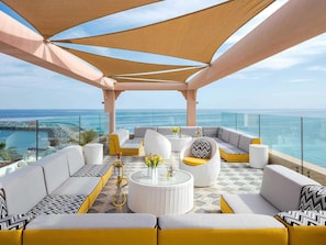 5 间餐厅,供应早餐、午餐和晚餐,本地与国际菜