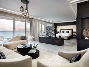 Minibar, coffres-forts dans les chambres, bureau