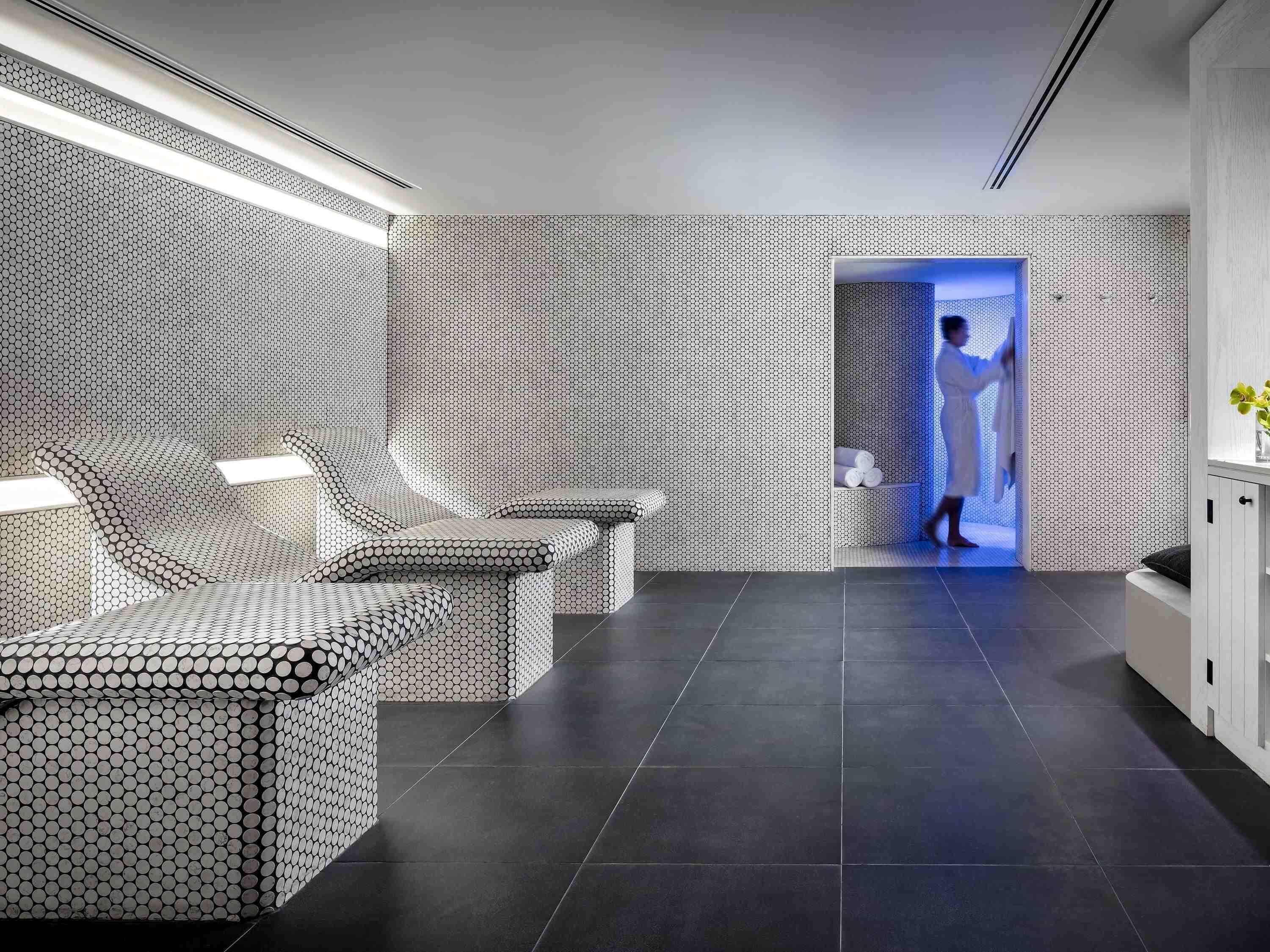 Salas de tratamiento para parejas, un sauna, una bañera de hidromasaje