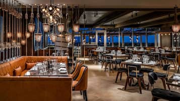 3 restaurants; breakfast, lunch, and dinner served