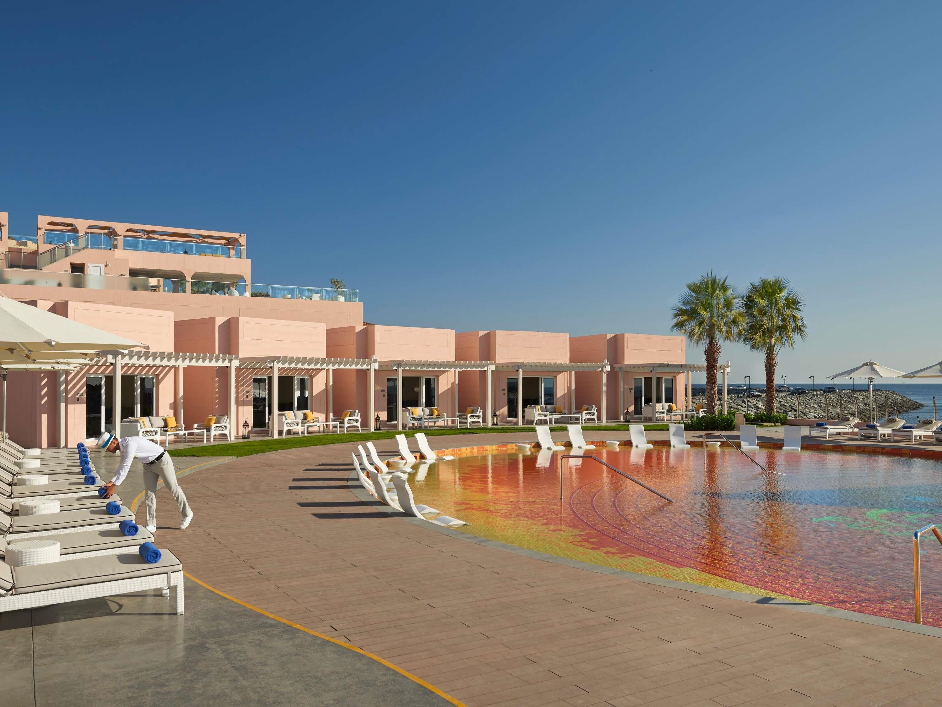 2 室外游泳池，08:00 至 20:00 开放，收费帐篷屋，池畔遮阳伞