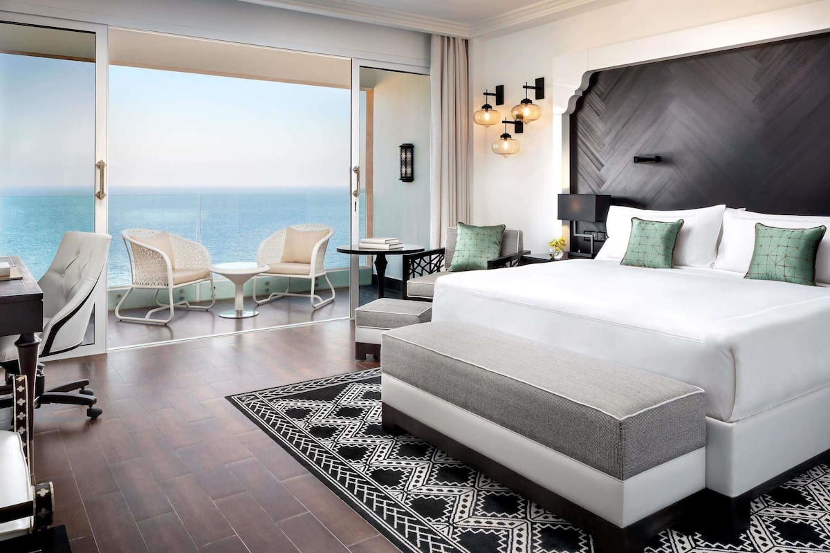 Minibar, caja de seguridad en la habitación y escritorio