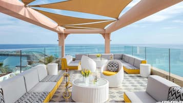 3 restaurants; breakfast, lunch, and dinner served