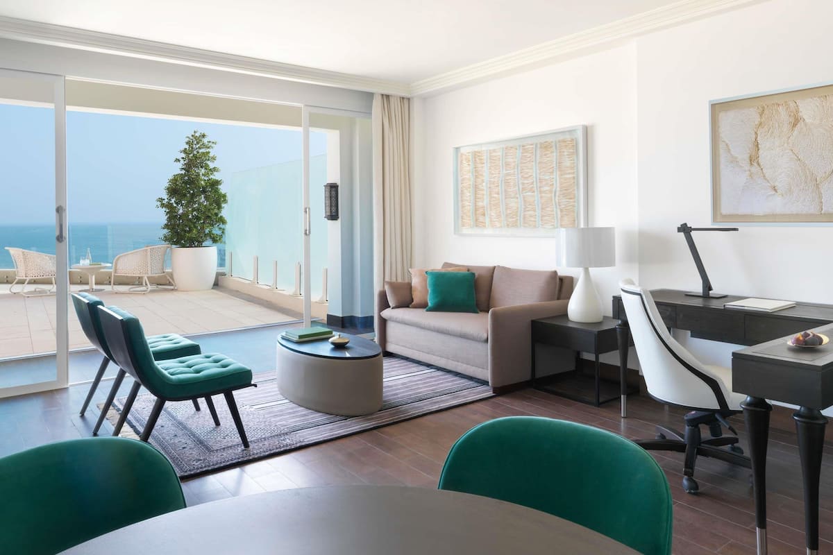 1 chambre, minibar, coffres-forts dans les chambres, bureau