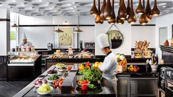 Petit déjeuner complet (125 AED par personne)