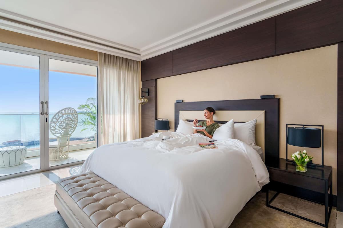 迷你吧、客房内保险箱、办公桌、笔记本电脑工作区