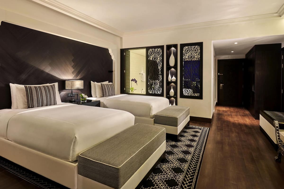 Quarto luxo, 2 camas Queen, vista para o oceano | Frigobar, cofres nos quartos, escrivaninha