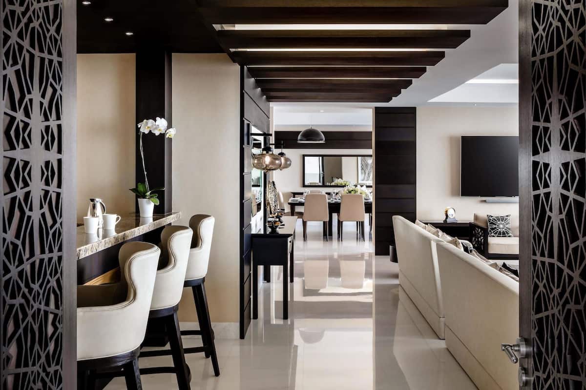 1 quarto, frigobar, cofres nos quartos, escrivaninha