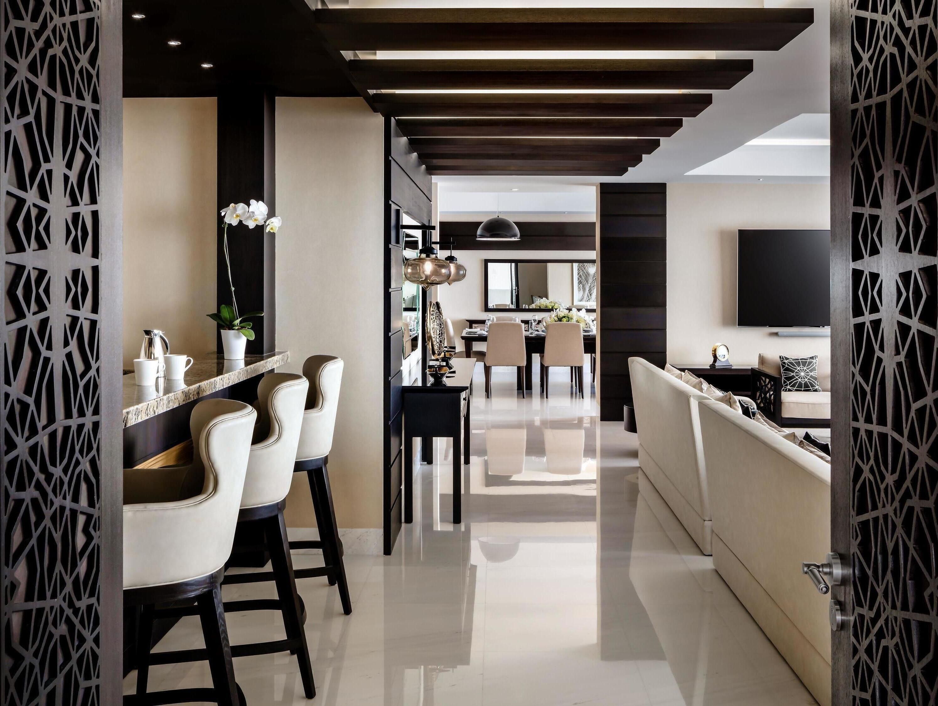 Minibar, coffres-forts dans les chambres, bureau