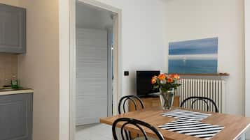 Apartamento, 1 quarto | Área de estar | TV de tela plana