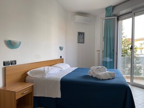 Lägenhet - 1 sovrum | Allergitestade sängkläder och värdeförvaringsskåp på rummet