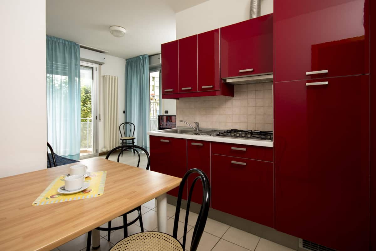 Fridge, stovetop, electric kettle, cookware/dishes/utensils