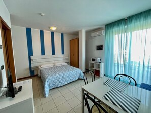 Estudio superior, 1 cama doble, vistas al mar | Ropa de cama hipoalergénica, caja fuerte, tabla de planchar con plancha