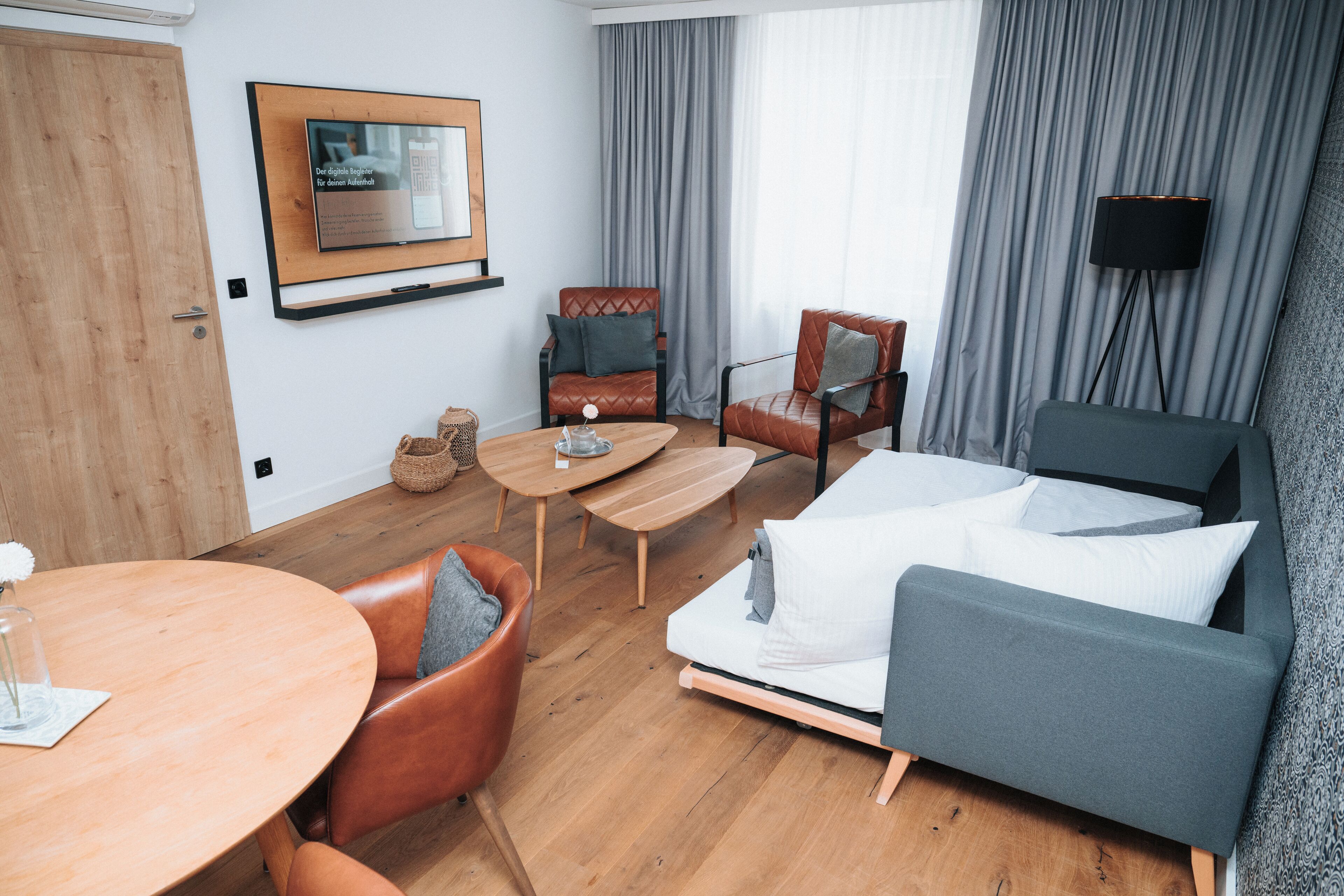 Zimmersafe, laptopgeeigneter Arbeitsplatz, Verdunkelungsvorhänge