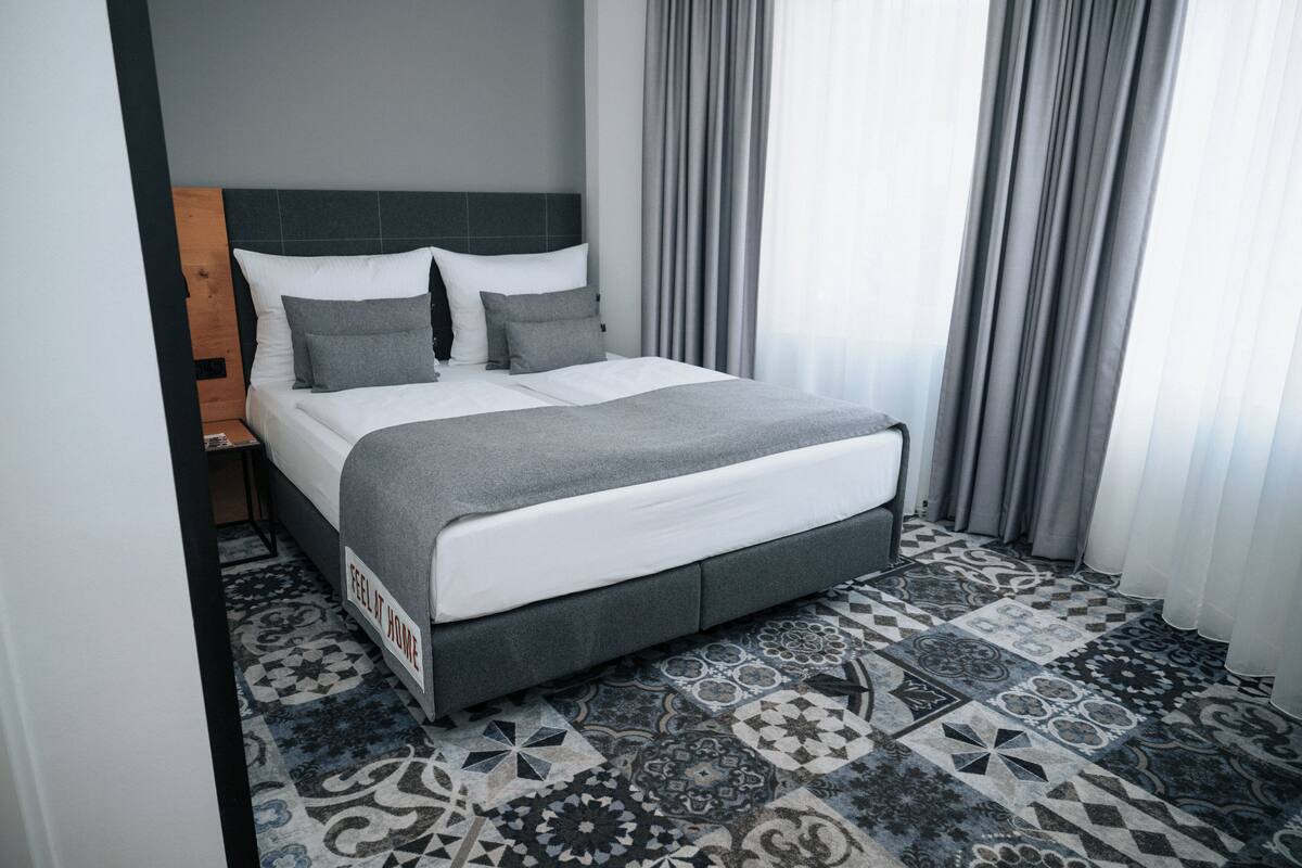 Chambre Standard double, 1 très grand lit (Kingsize) | 1 chambre, coffre-fort, espace de travail pour ordinateurs portables