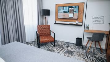 Standard-Doppelzimmer (Queensize) | Zimmersafe, laptopgeeigneter Arbeitsplatz, VerdunkelungsvorhÀnge