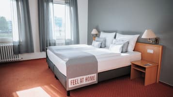 Basic-Doppelzimmer, 1 King-Bett, Flussblick | Zimmersafe, laptopgeeigneter Arbeitsplatz, VerdunkelungsvorhÀnge